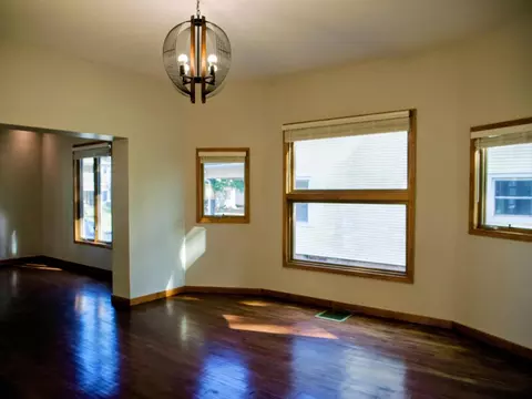 Living - 1037 N 8th St, Springfield, IL 62702 photo 7 of 10
