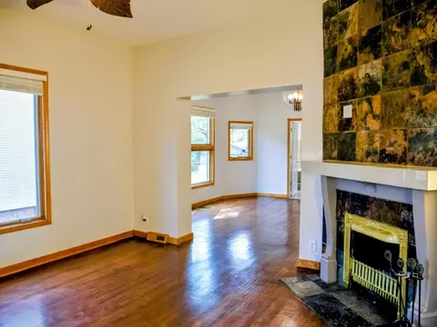 Living - 1037 N 8th St, Springfield, IL 62702 photo 1 of 10