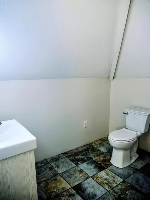 Bath - 1037 N 8th St, Springfield, IL 62702 photo 2 of 3