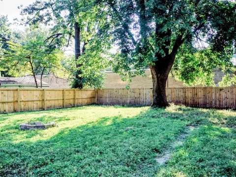 Exterior - 1037 N 8th St, Springfield, IL 62702 photo 3 of 4