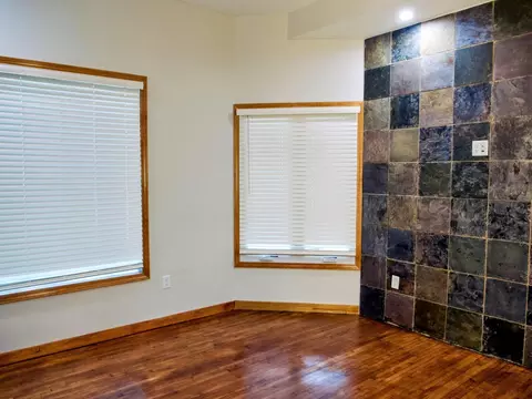 Living - 1037 N 8th St, Springfield, IL 62702 photo 10 of 10