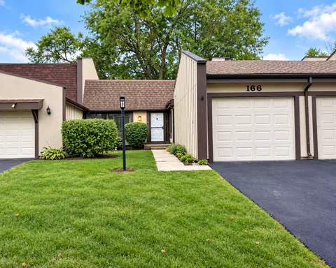 166 Cascade Dr, Indian Head Park, IL 60525