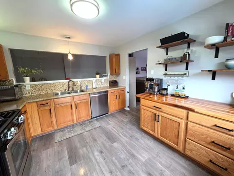 Kitchen - 4749 Oregon Trl, Mchenry, IL 60050 photo 4 of 6