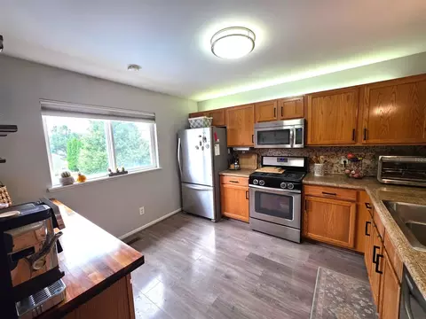Kitchen - 4749 Oregon Trl, Mchenry, IL 60050 photo 3 of 6