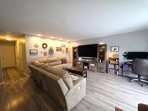 Living - 4749 Oregon Trl, Mchenry, IL 60050 photo 2 of 3