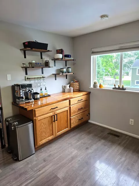 Kitchen - 4749 Oregon Trl, Mchenry, IL 60050 photo 5 of 6