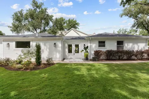 132 Mohawk Dr, Clarendon Hills, IL 60514