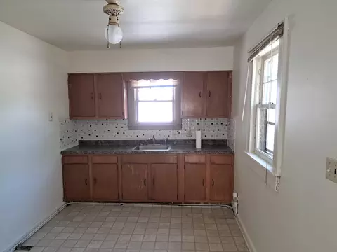Kitchen - 2312 S 6th St, Springfield, IL 62703 photo 2 of 2