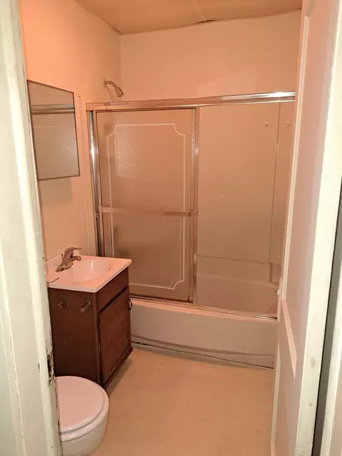 Bath - 2312 S 6th St, Springfield, IL 62703 photo 2 of 2