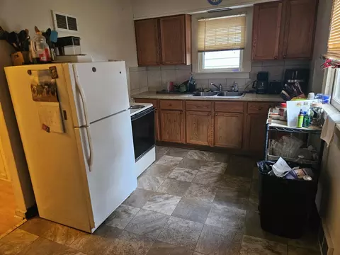 Kitchen - 2312 S 6th St, Springfield, IL 62703 photo 1 of 2