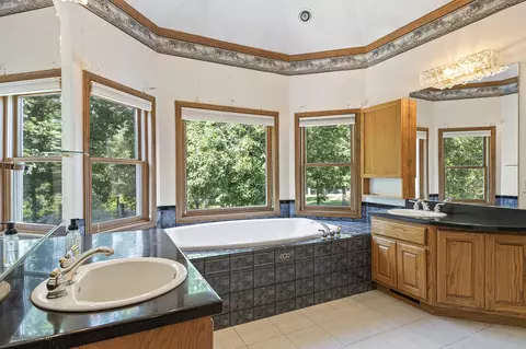 Bath - 2027 Oak Forest Dr, Morris, IL 60450 photo 2 of 4