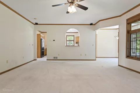 Living - 2027 Oak Forest Dr, Morris, IL 60450 photo 2 of 5