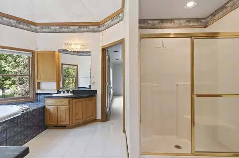 Bath - 2027 Oak Forest Dr, Morris, IL 60450 photo 3 of 4