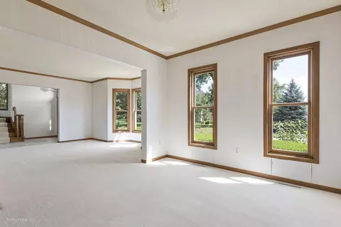 Living - 2027 Oak Forest Dr, Morris, IL 60450 photo 4 of 5
