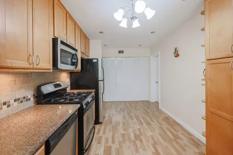 Kitchen - 2003 Sudbury Dr, Hoffman Estates, IL 60169 photo 6 of 7
