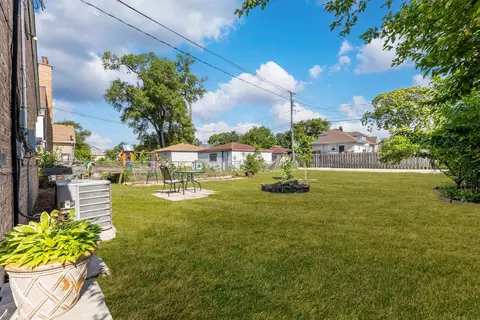 Exterior - 8022 42nd St, Lyons, IL 60534 photo 2 of 4