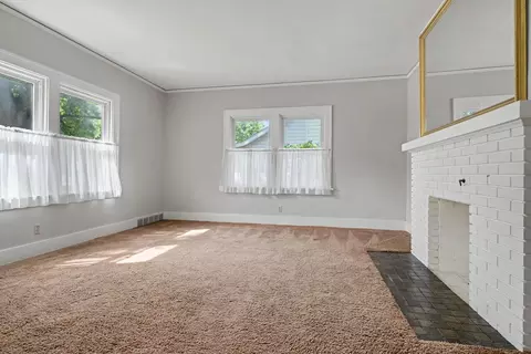 Living - 1604 E Jackson St, Bloomington, IL 61701 photo 1 of 7