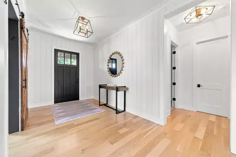Entry Way - 323 E 3rd St, Elmhurst, IL 60126 photo 3 of 4
