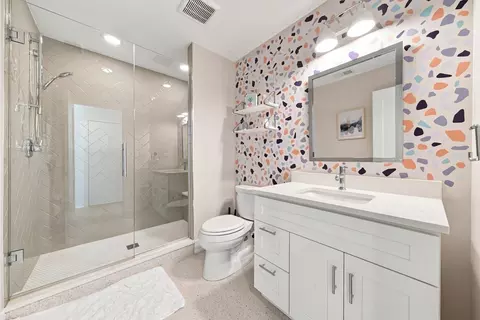 Bath - 323 E 3rd St, Elmhurst, IL 60126 photo 5 of 6