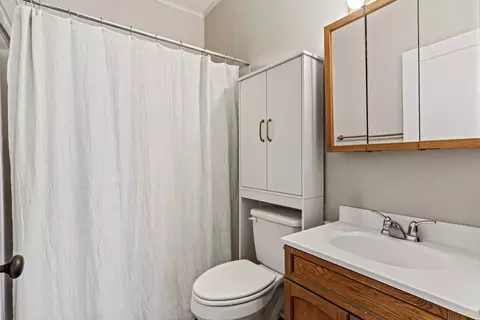 Bath - 1718 13th Ave, Moline, IL 61265 photo 1 of 2