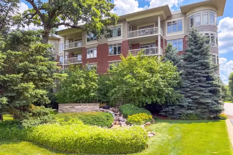 425 Benjamin Dr #207, Vernon Hills, IL 60061
