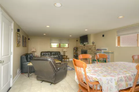 Dining - 828 S Mitchell Rd, Elmhurst, IL 60126 photo 2 of 4