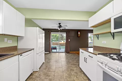 Kitchen - 1210 Brookfield Dr, Plainfield, IL 60586 photo 4 of 5