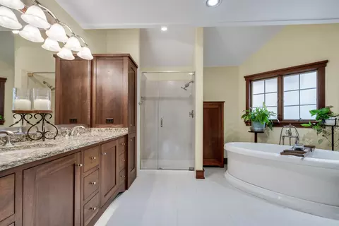 Bath - 12910 S Hadfield Dr, Plainfield, IL 60585 photo 2 of 8