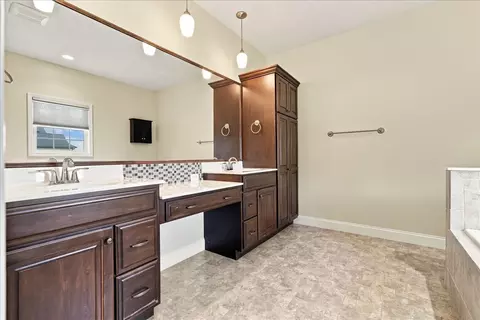 Bath - 3790 Renaissance Dr, Normal, IL 61761 photo 3 of 6