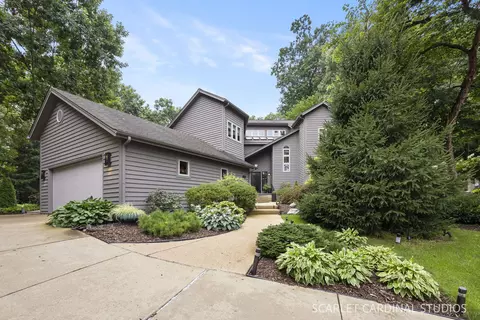 915 Knollwood Ln, West Chicago, IL 60185