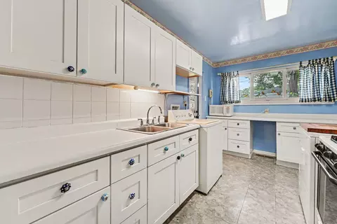 Kitchen - 17333 Lorenz Ave, Lansing, IL 60438 photo 2 of 2