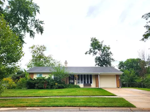 325 Spruce Ln, Elk Grove Village, IL 60007