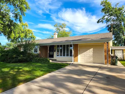 325 Spruce Ln, Elk Grove Village, IL 60007