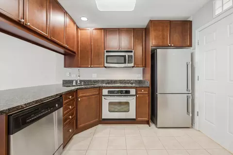 Kitchen - 255 E Liberty Dr #203, Wheaton, IL 60187 photo 2 of 2