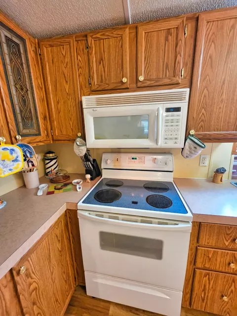 Kitchen - 121 Meyer St, Flora, IL 62839 photo 6 of 8