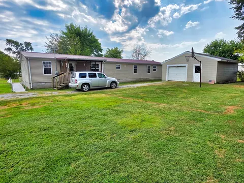 Exterior - 121 Meyer St, Flora, IL 62839 photo 11 of 12