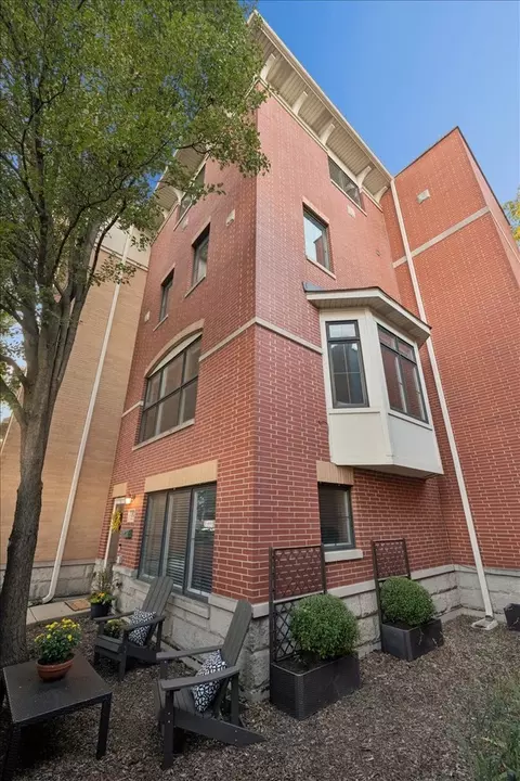 1192 Clarence Ave #18, Oak Park, IL 60304