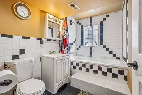 Bath - 514 W 66th St, Chicago, IL 60621 photo 3 of 3