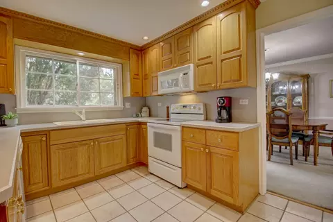 Kitchen - 853 Dorset Dr, Wheaton, IL 60189 photo 2 of 2