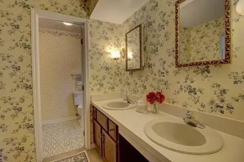Bath - 853 Dorset Dr, Wheaton, IL 60189 photo 2 of 3