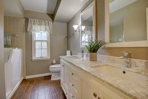 Bath - 853 Dorset Dr, Wheaton, IL 60189 photo 3 of 3