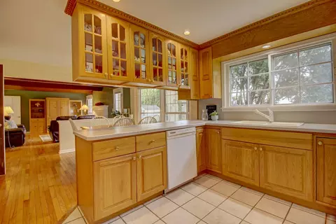 Kitchen - 853 Dorset Dr, Wheaton, IL 60189 photo 1 of 2