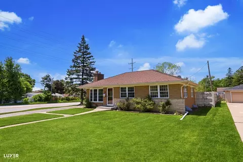 Exterior - 2 Washington St, Glenview, IL 60025 photo 2 of 6