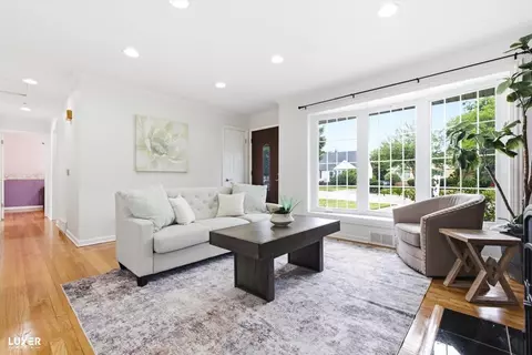 Living - 2 Washington St, Glenview, IL 60025 photo 1 of 6
