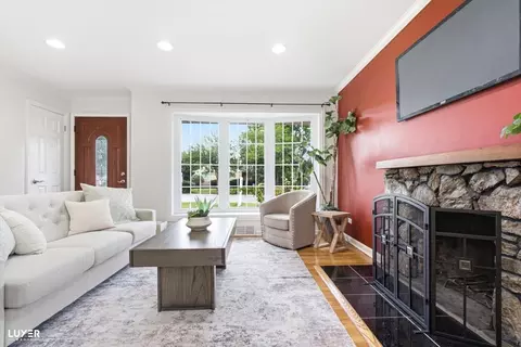 Living - 2 Washington St, Glenview, IL 60025 photo 3 of 6