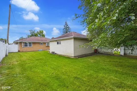 Exterior - 2 Washington St, Glenview, IL 60025 photo 5 of 6
