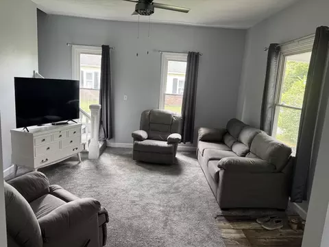 606 E Webster St, Benton, IL 62812 photo 8