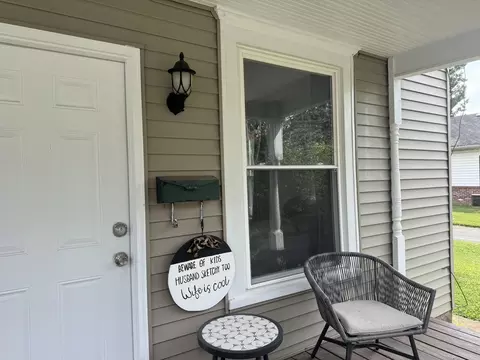 606 E Webster St, Benton, IL 62812 photo 2