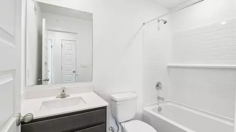 Bath - 1313 Foxglove Dr, Bartlett, IL 60103 photo 2 of 3