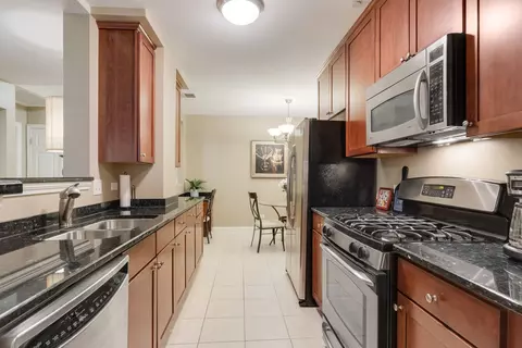 Kitchen - 2700 Summit Dr #309, Glenview, IL 60025 photo 2 of 3